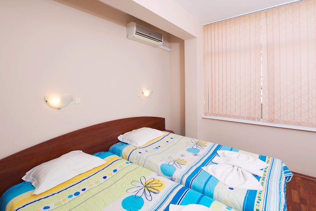 Red House Guest House Nesebar Habitación foto